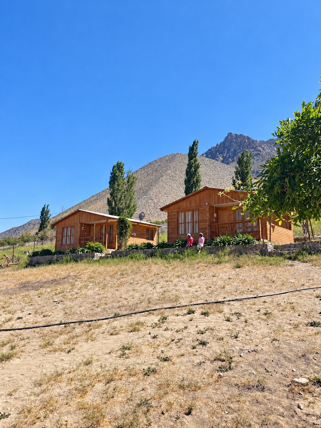Cabañas y cerros de Altos del Valle