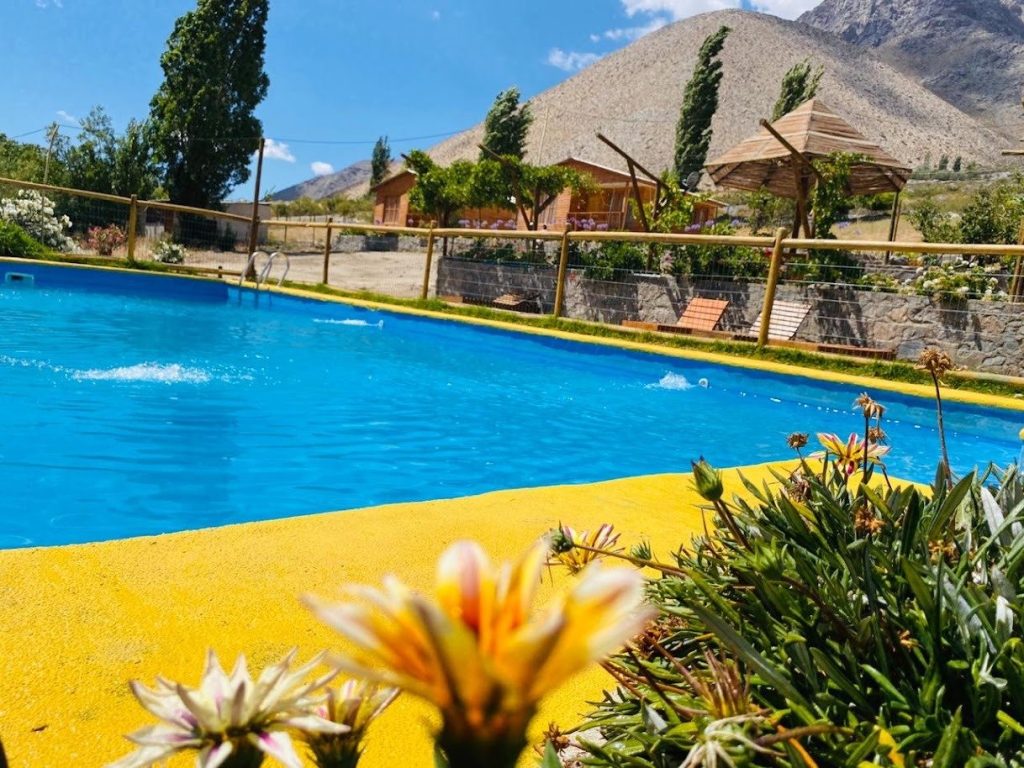 Piscina junto al paisaje del valle
