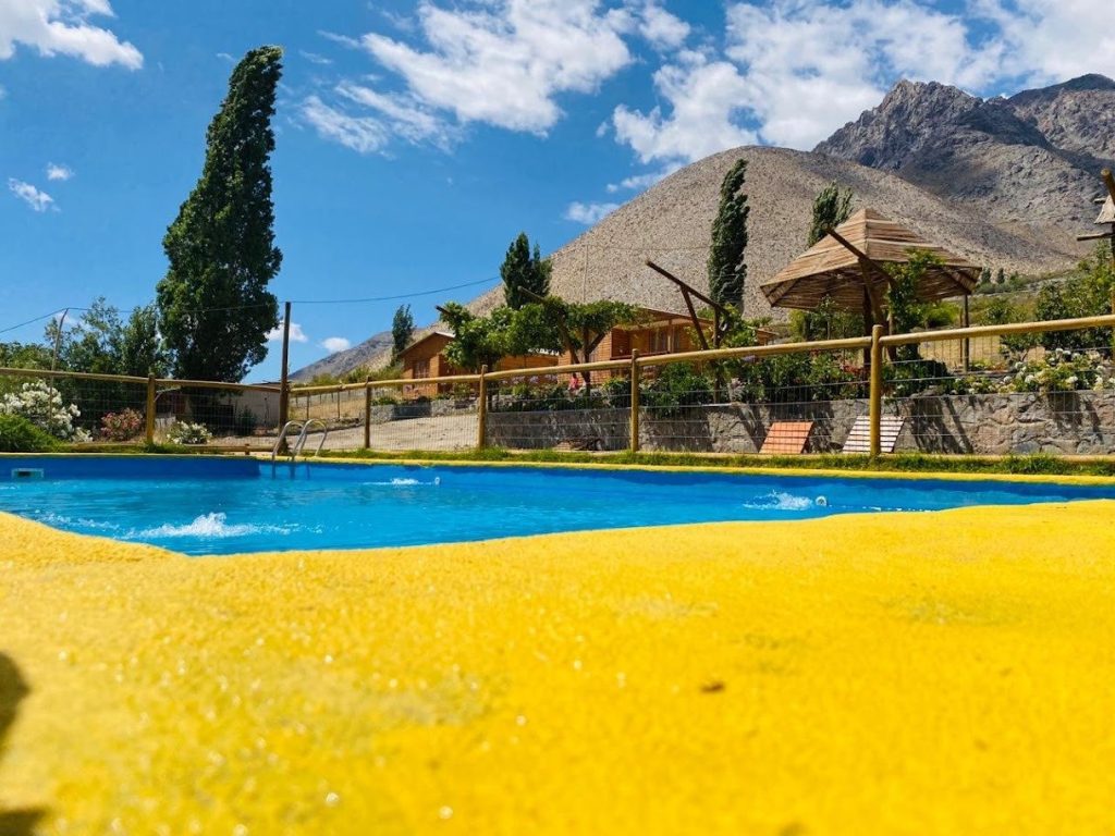 Piscina y cordillera en Las Breas