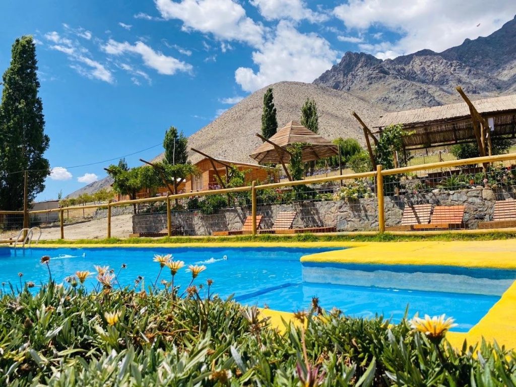 Flores, piscina y cerros de Altos del Valle